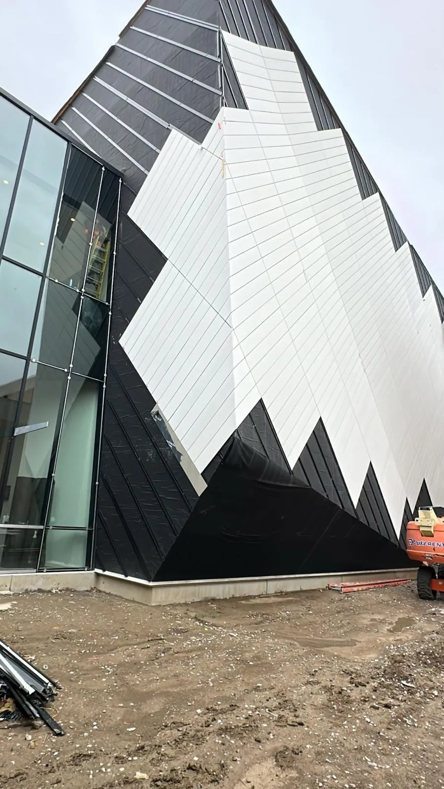 UNL Westbrook Music Building — Instalación de fibrocemento Swisspearl, sistema pegado con SikaTack. (13/16)