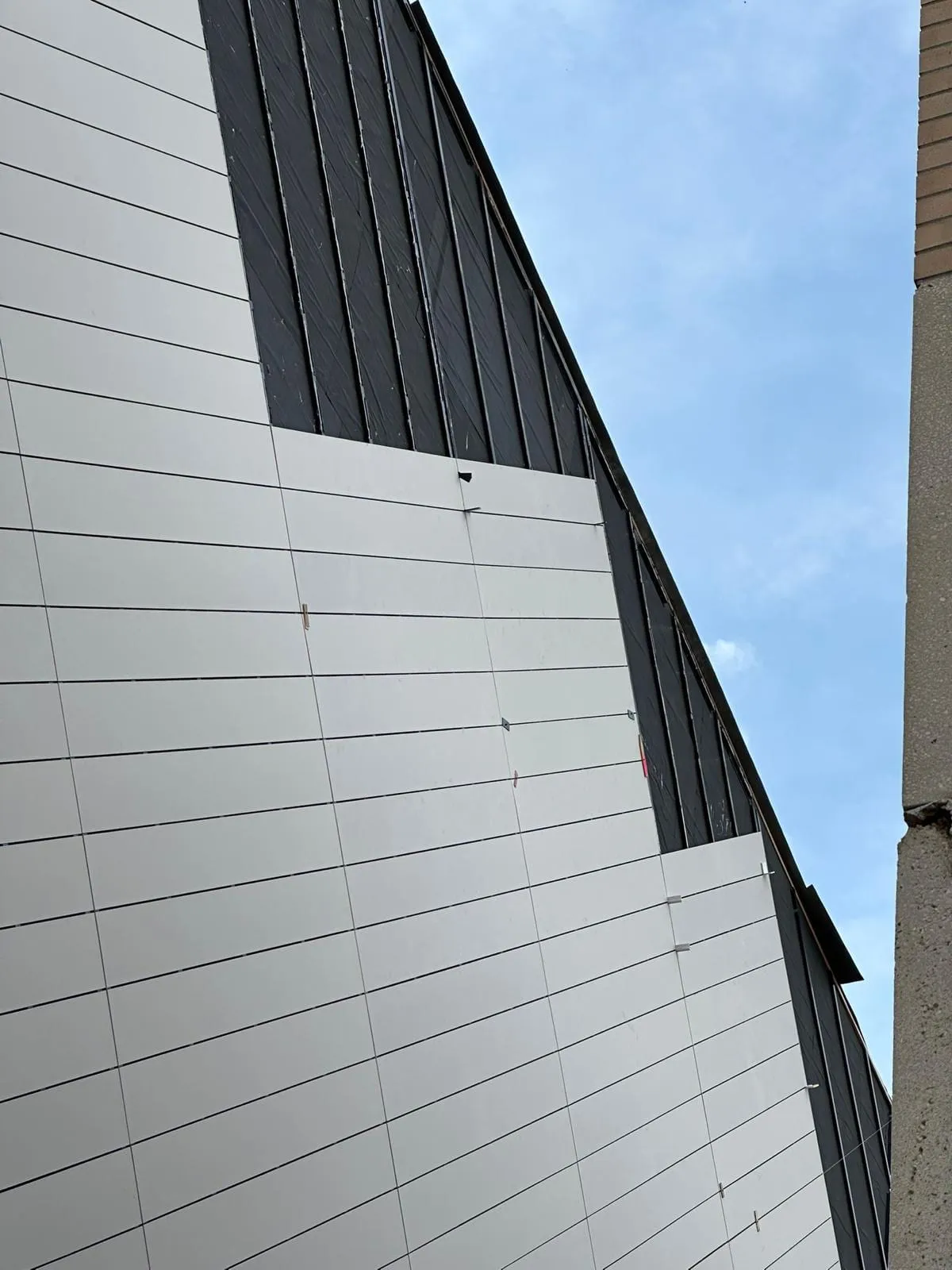 UNL Westbrook Music Building — Instalación de fibrocemento Swisspearl, sistema pegado con SikaTack. (14/16)