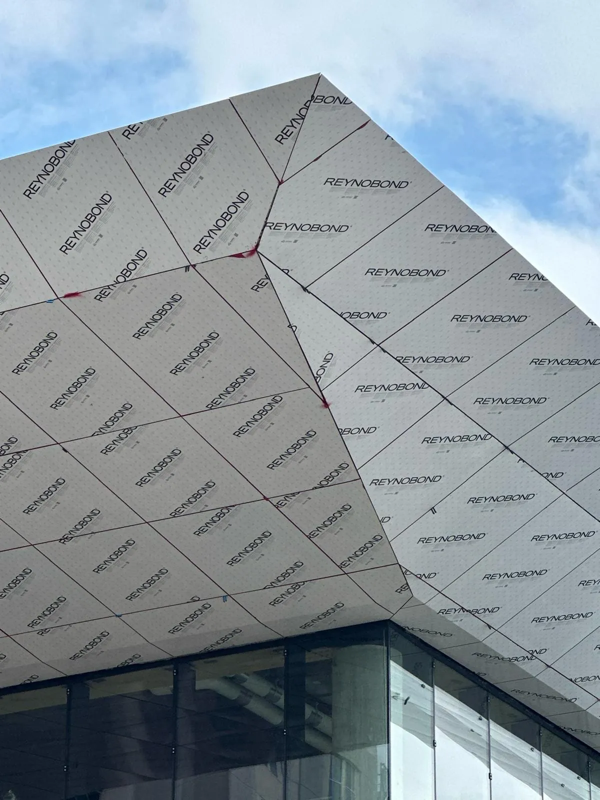 UNL Stadium Expansion — Instalación de ACM en fascia y plafón de la marquesina y en las elevaciones exteriores. (14/15)