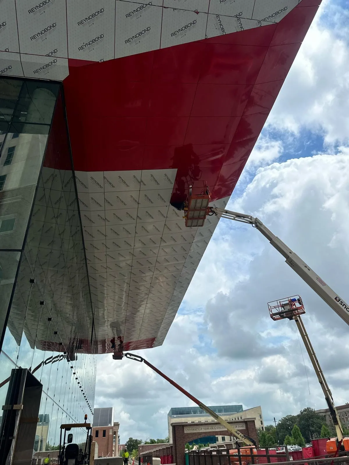 UNL Stadium Expansion — Instalación de ACM en fascia y plafón de la marquesina y en las elevaciones exteriores. (15/15)