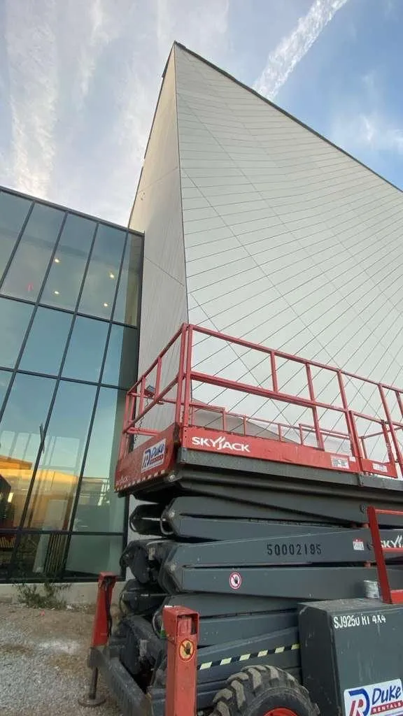 UNL Westbrook Music Building — Instalación de fibrocemento Swisspearl, sistema pegado con SikaTack. (16/16)